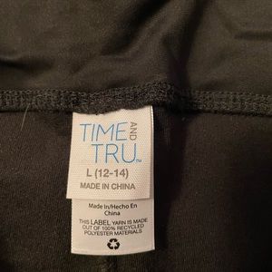 Black leggings comfortable have a little wear in them but still look great .